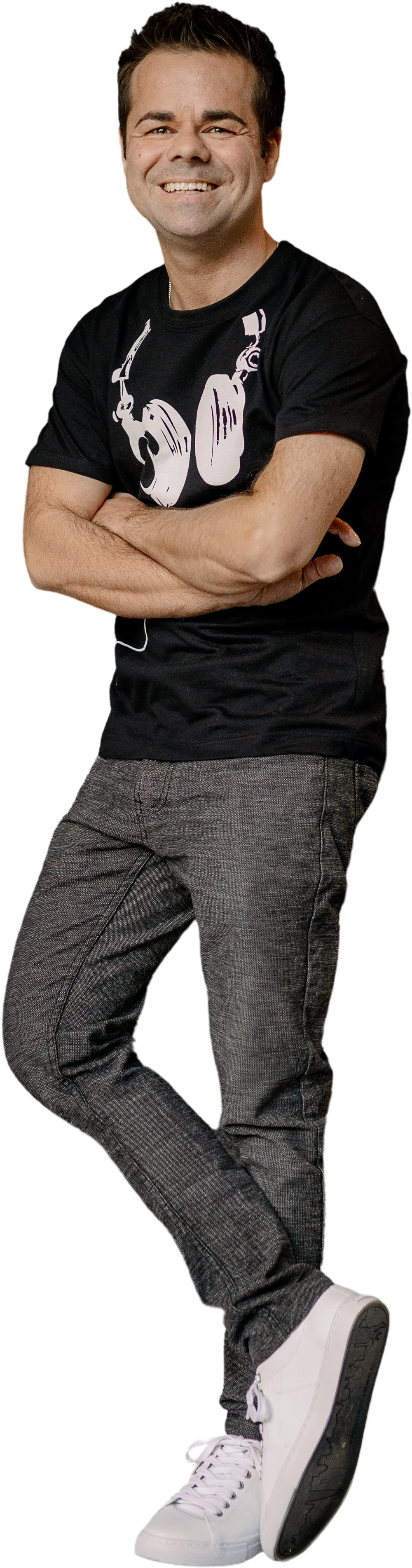 Freigestelltes Ganzkörper-Foto von DJ Bonzay im Kopfhörer-Shirt