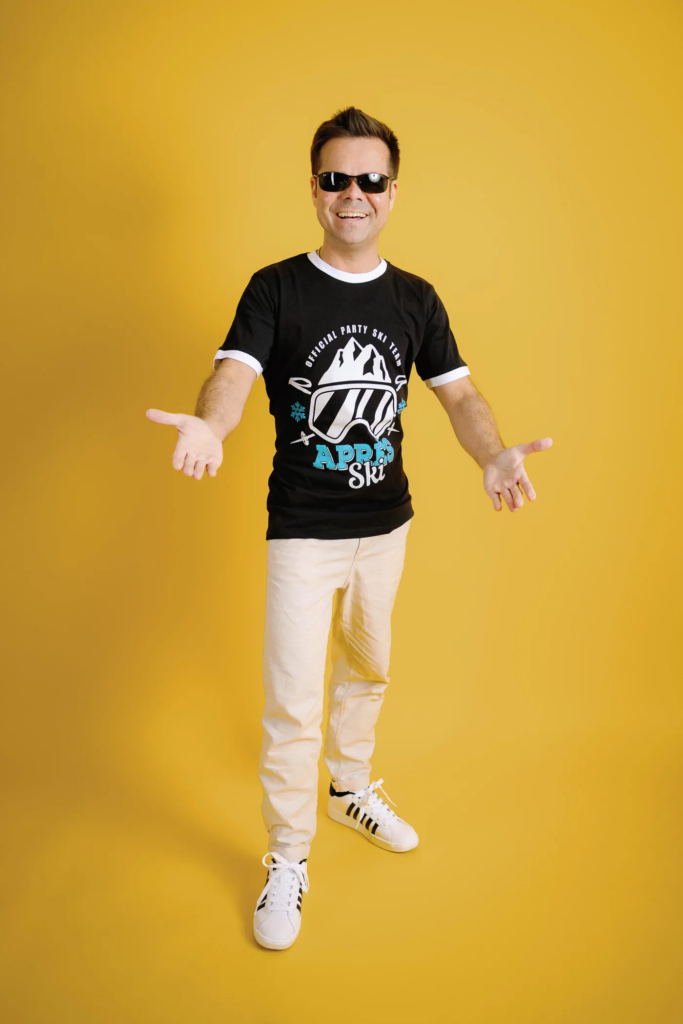 DJ Bonzay im Après-Ski-Shirt mit Sonnenbrille im Studio